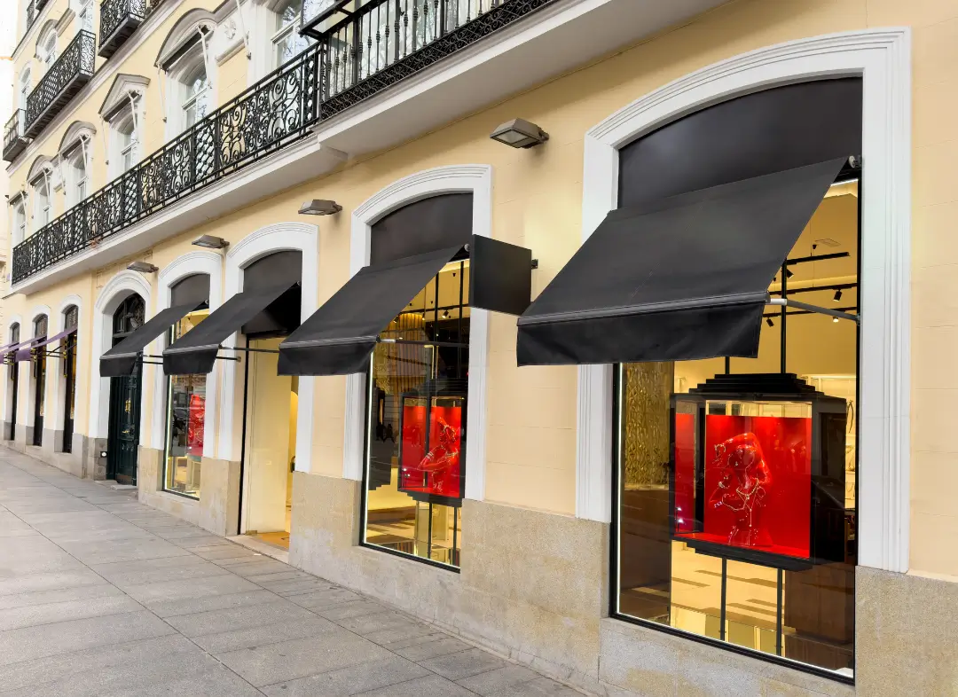 Façade vitrine de magasin en aluminium sur mesure à Pertuis